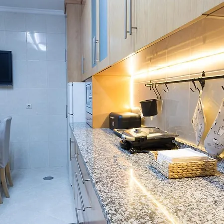 Premium Location 3 Bedroom דירה *